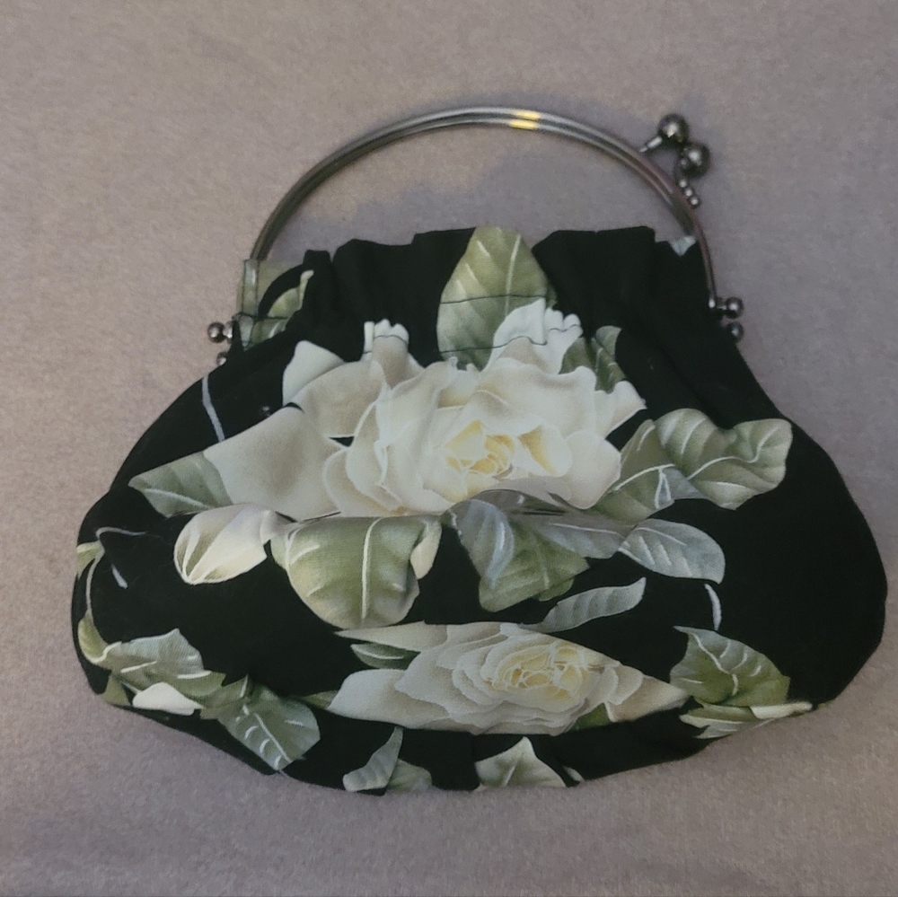 VINTAGE UNIQUE KISSLOCK BAG W/ FLORAL DESIGN- 8 X 6 X 7